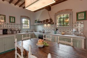 cocina con mesa de madera y cocina grande en Casale di Villore, en Poggibonsi