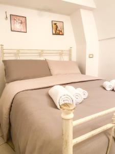 洛科罗通多Nonno Pasquale house的一间卧室，床上有一张带毛巾的床