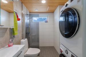 uma casa de banho com um WC, um lavatório e uma máquina de lavar roupa em Close to center and Näsijärvi Lake - free parking, AC, and two double beds em Tampere