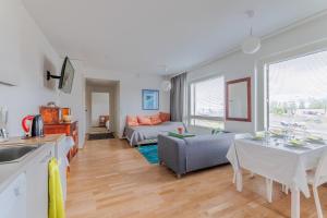 uma sala de estar com um sofá e uma mesa em Close to center and Näsijärvi Lake - free parking, AC, and two double beds em Tampere