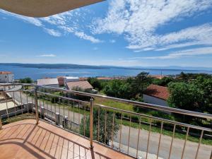 een balkon met uitzicht op het water bij Guesthouse Barica in Crikvenica