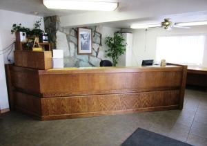 a courtroom with a wooden practition at Yellowstone Country Inn in West Yellowstone