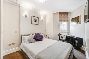 ロンドンにあるThe One South Kensingtonのベッドルーム1室(ベッド1台、デスク付)