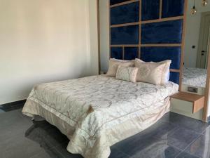 1 dormitorio con 1 cama grande y espejo en Sunny Villa Belek, en Belek