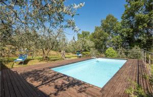 een afbeelding van een zwembad in een tuin bij Casa Le Ginestre in Starda