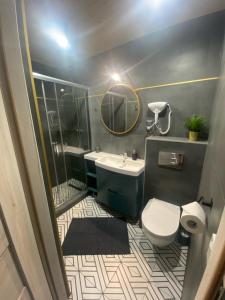 ポゴジェリツァにあるDomki Leśny Zakątekのバスルーム(トイレ、洗面台、鏡付)