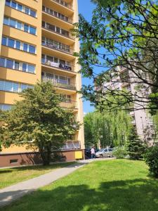 un edificio de apartamentos con un parque enfrente en Apartament Gliwice Mewy, en Gliwice