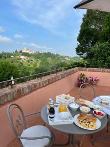 een tafel met borden eten op een balkon bij Agriturismo Due Comuni in San Gervasio