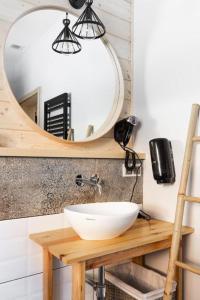 un baño con lavabo y espejo en Domek MAGURA, en Dzianisz 12 fotos más