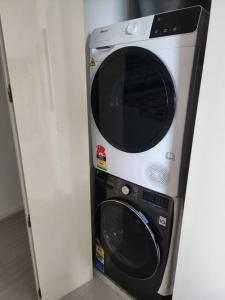 シドニーにあるBondi Junction Beautyの電子レンジ、トースターオーブンが備わります。