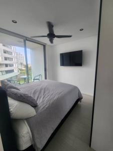 シドニーにあるBondi Junction Beautyのベッドルーム1室(ベッド1台、シーリングファン付)