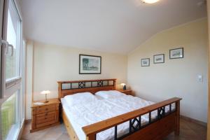 ein Schlafzimmer mit einem großen Bett und einem Fenster in der Unterkunft Residenz Meeresblick B2 in Rerik