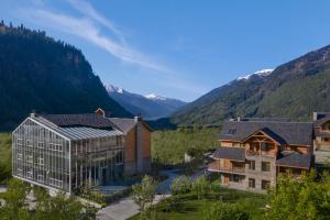 an aerial view of a resort with mountains in the background at Welcomhotel By ITC Hotels, Hamsa Manali in Manāli