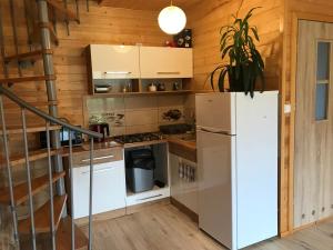 uma cozinha com um frigorífico branco e uma escada em U Bartków em Kościelisko