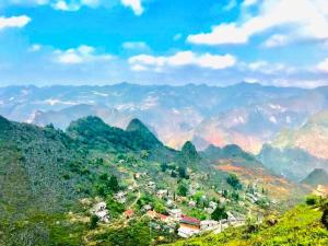 vistas a una ciudad de montaña en las montañas en Ma Pi Leng homestay en Làng Xao Vang