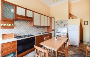 une cuisine avec une table en bois et une salle à manger dans l'établissement Awesome Apartment In Bonifati With Kitchen, à Bonifati