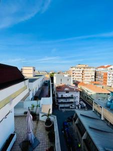 uma vista do telhado de um edifício em Loft in centro vista Mare em Pescara