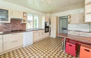 Kuchyňa alebo kuchynka v ubytovaní Awesome Home In Briare With Sauna
