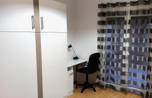 a room with a desk and a curtain at L'HARMONIE, Appartement 2 chambres proche du lac, calme et lumineux in Annecy