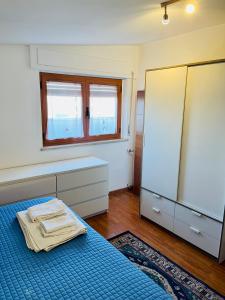 um quarto com uma cama, uma cómoda e um espelho em Loft in centro vista Mare em Pescara