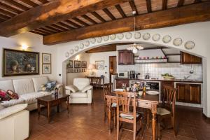 Restorāns vai citas vietas, kur ieturēt maltīti, naktsmītnē Deluxe apartment Ildebrando Fulignano San Gimignano