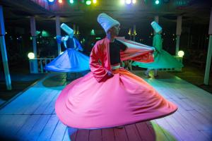 Happy Life Village Dahab في دهب: مجموعة من الناس ترقص على قاعة الرقص