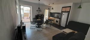 uma sala de estar com uma mesa e uma cozinha em Mediterranien Terrace em Calella