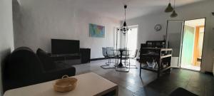 uma sala de estar com um sofá e uma mesa em Mediterranien Terrace em Calella
