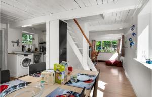 een keuken en eetkamer met een tafel en een trap bij 2 Bedroom Amazing Home In Sams in Permelille