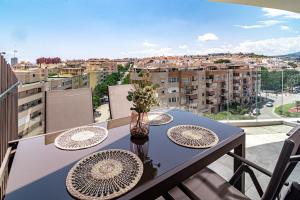 una mesa en un balcón con vistas a la ciudad en INF46P - Infinity Estepona by Roomservices, en Estepona