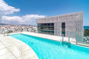 ein Schwimmbad vor einem Gebäude in der Unterkunft INF26H- Comfortable and spacious city apartment in Estepona