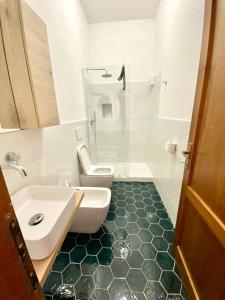 biała łazienka z umywalką i toaletą w obiekcie Appartamenti vicini al mare a Giglio campese w mieście Campese