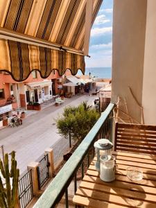 balkon ze stołem i widokiem na ocean w obiekcie Appartamenti vicini al mare a Giglio campese w mieście Campese