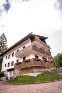 un edificio con balcones en un lateral en Sorapis Mini - Monolocale Panoramico, en Cortina dʼAmpezzo