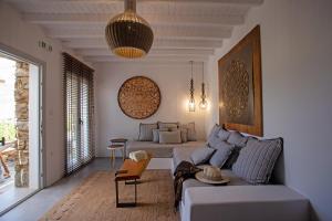 een woonkamer met een bank en een tafel bij Nur Mykonian Suites in Mykonos-stad