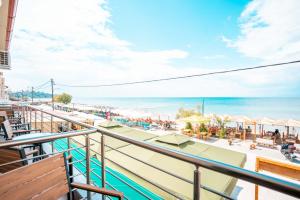 balcón con vistas a la playa en Casa la Scala, en Agia Triada