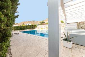 une terrasse avec une piscine dans une maison dans l'établissement Huge Luxury Villa With Pool Near Beach in Bodrum, à Gümüşlük