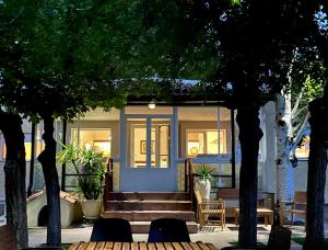 una casa con un porche delantero azul con árboles en Casa rural La Quinta De Lara, en Valdepeñas