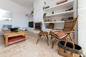 - un salon avec une chaise et une table dans l'établissement Huge Luxury Villa With Pool Near Beach in Bodrum, à Gümüşlük
