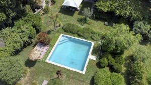 - une vue sur la piscine dans la cour dans l'établissement Vent de Boheme, à Cabannes