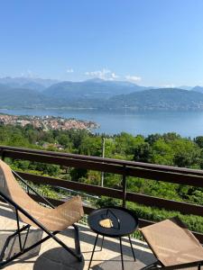 a balcony with a table and chairs and a view of the water at Panorama in Someraro