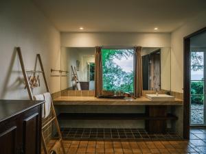 baño con lavabo grande y espejo en Deep Breath B&B en Fengshan