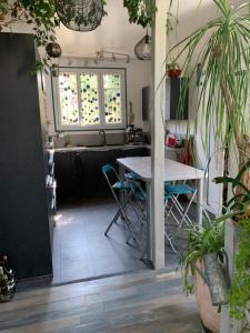 uma cozinha com mesa e cadeiras num quarto em Chambre cosy à Houilles em Houilles