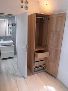 a bathroom with a closet with a sink and a door at Pulvermühle - 3 Zimmer Maisonette inkl Bad am Stettbach im NATURA 2000 Gebiet mit 12500 qm Garten in Seeheim-Jugenheim