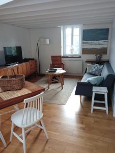 Telewizja i/lub zestaw kina domowego w obiekcie La Baleine - Hyper centre, Charme et calme à deux pas de la mer