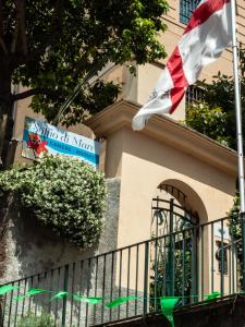 カモーリにあるSoffio Di Mareの建物前旗