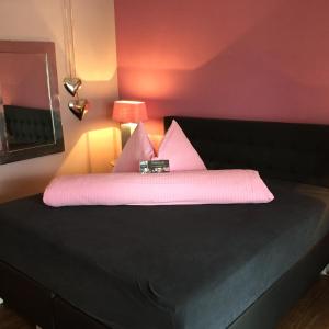 Postel nebo postele na pokoji v ubytování Landcafe mit Mini Hotel