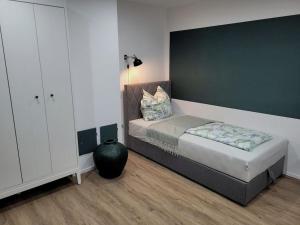 a bedroom with a bed and a vase in it at Bei den Reymann´s in Nollingen