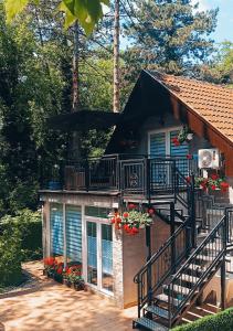 dom z balkonem z kwiatami w obiekcie RB Apartment 1 (SPA) & 2 w mieście Palić