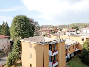 an overhead view of a building in a city at Punto Base Milano, Como, Varese, Svizzera in Locate Varesino
